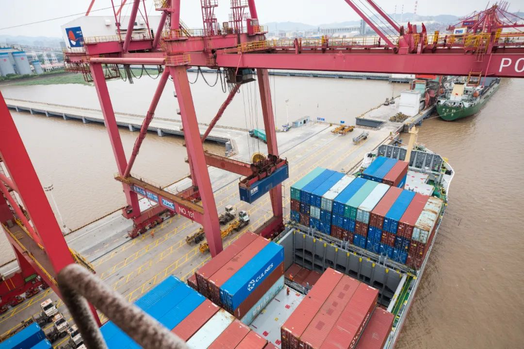 走集装箱海运直航和中转那个更快？