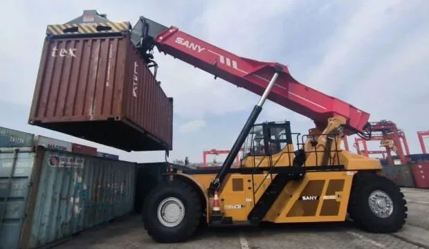 港口船埠堆场常见搬运集装箱的设备有哪些？