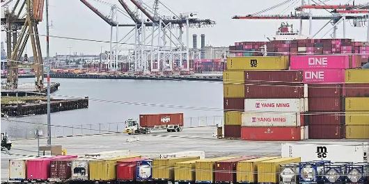 美国西海岸港口靠岸中国货船数"归零"