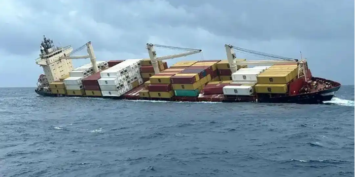 集装箱船遇险沉没，数百个集装箱坠海