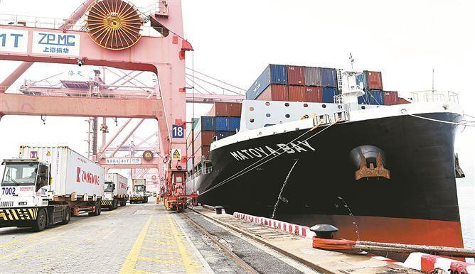 厦门港海天船埠假期首日吞吐量突破1.2万标箱