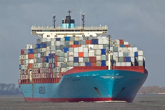 散货船“跨界”运集装箱，靠谱吗？