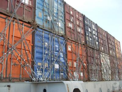 22层楼高的海运集装箱船风浪中高耸不倒是什么原因？